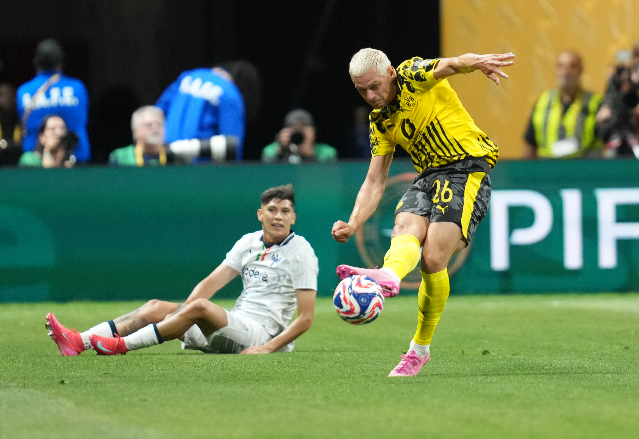 九州娱乐官网-多特蒙德客场击败拉科鲁尼亚，晋级欧冠八强(多特蒙德客场击败拉科鲁尼亚,晋级欧冠八强了吗)